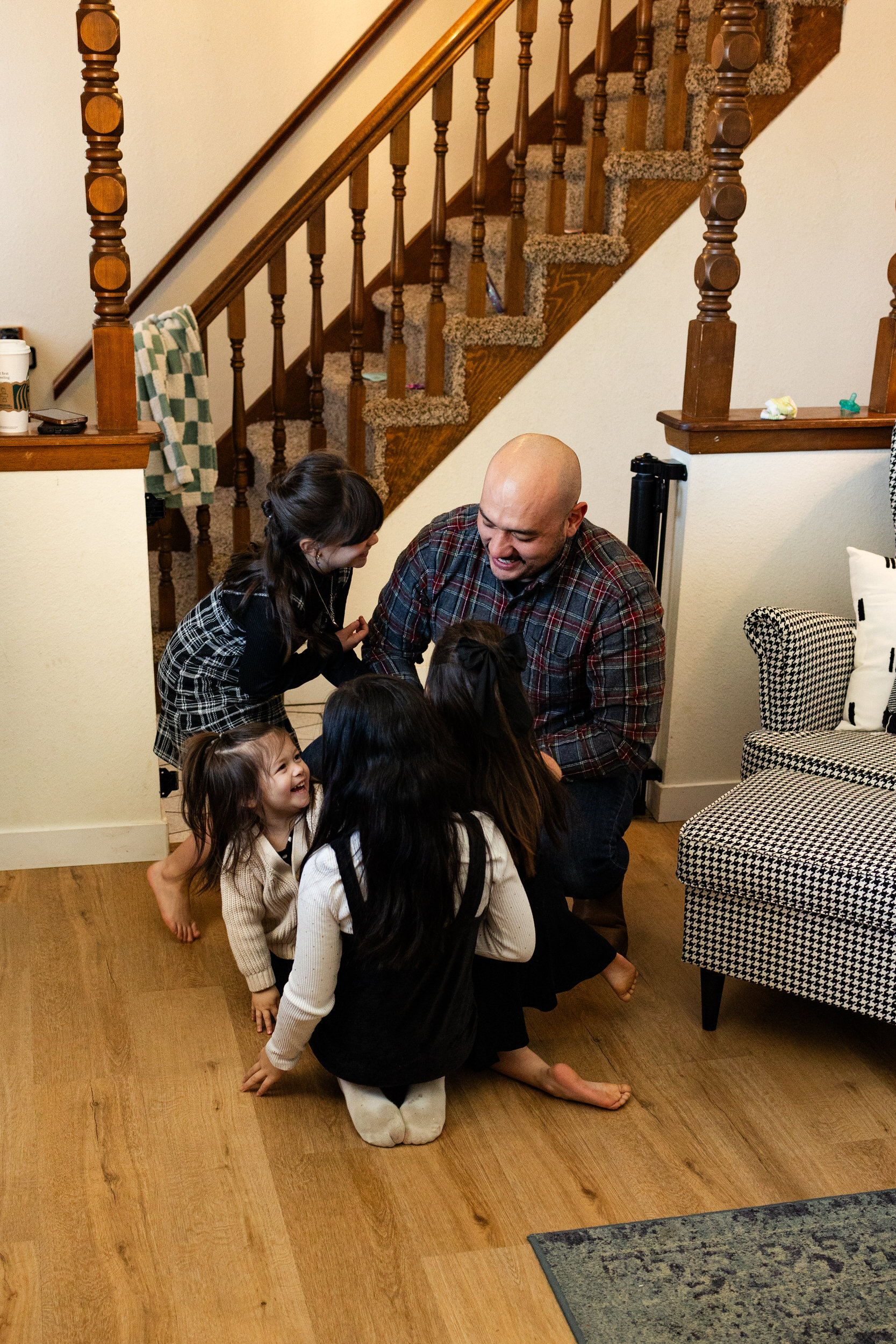 A dad plays and laughs with his four young daughters.