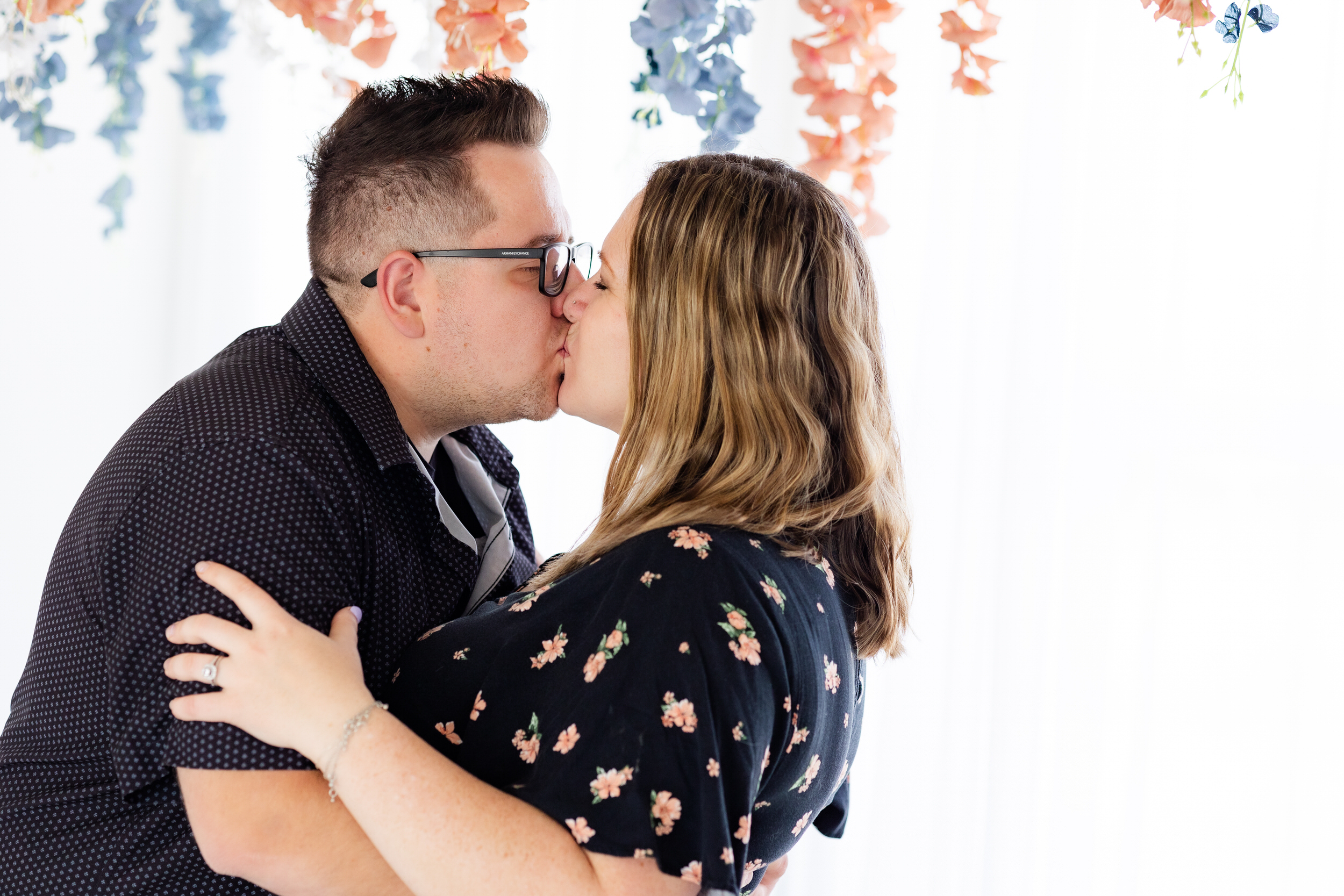 A husband and wife share a kiss.