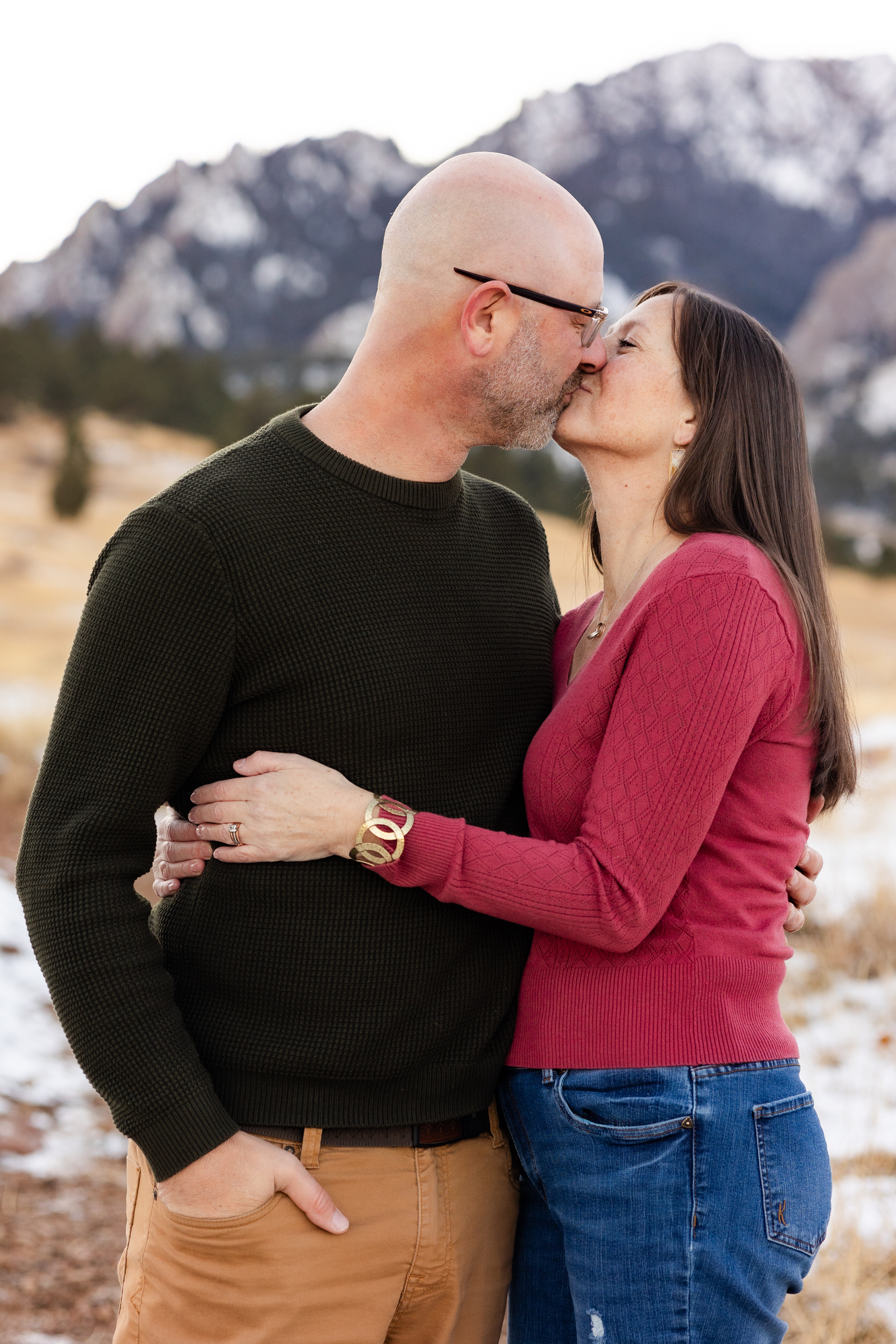 Husband and wife share a kiss.